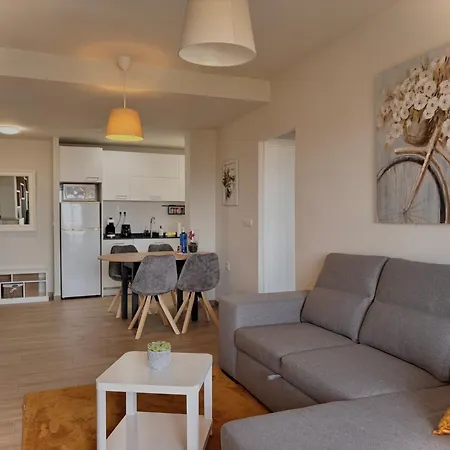 Cozy With Sea View شقة تورّيفيِخا